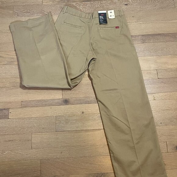 Never worn Levi's baggy trousers - Picture 2 of 4